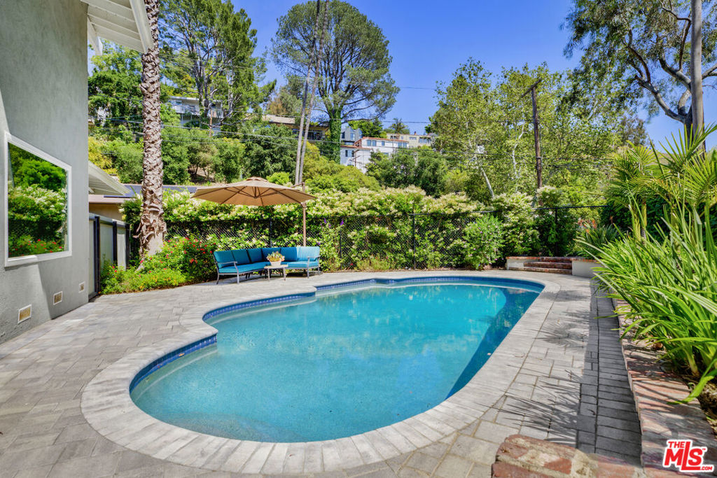 3101 N Beachwood Drive