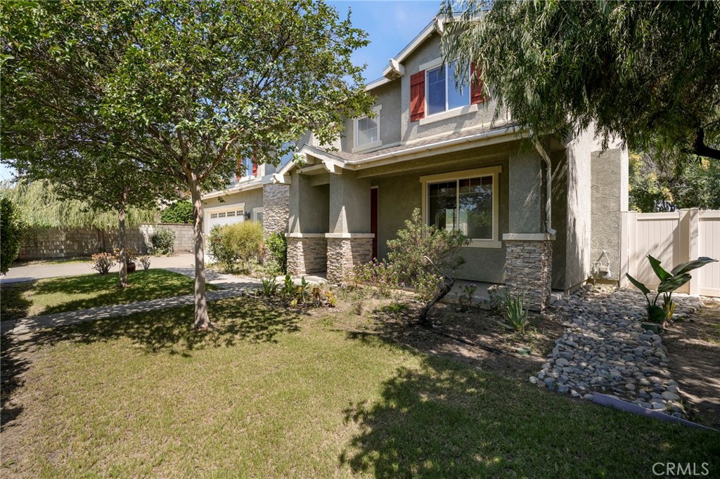 903 W Gladstone Street