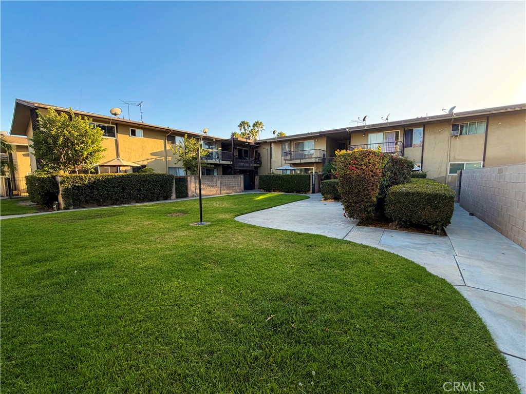 1900 W Glenoaks Avenue