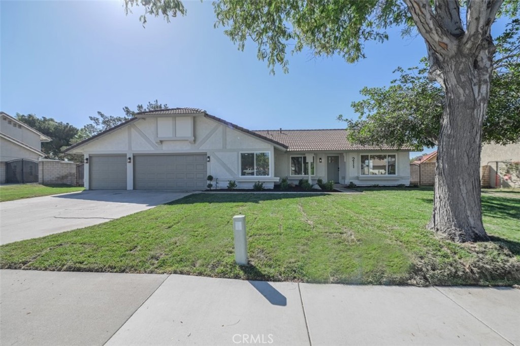 211 W Columbine Avenue