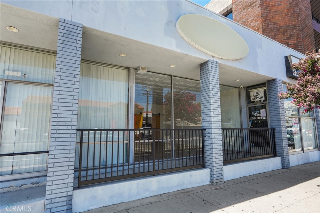5557 Reseda Boulevard