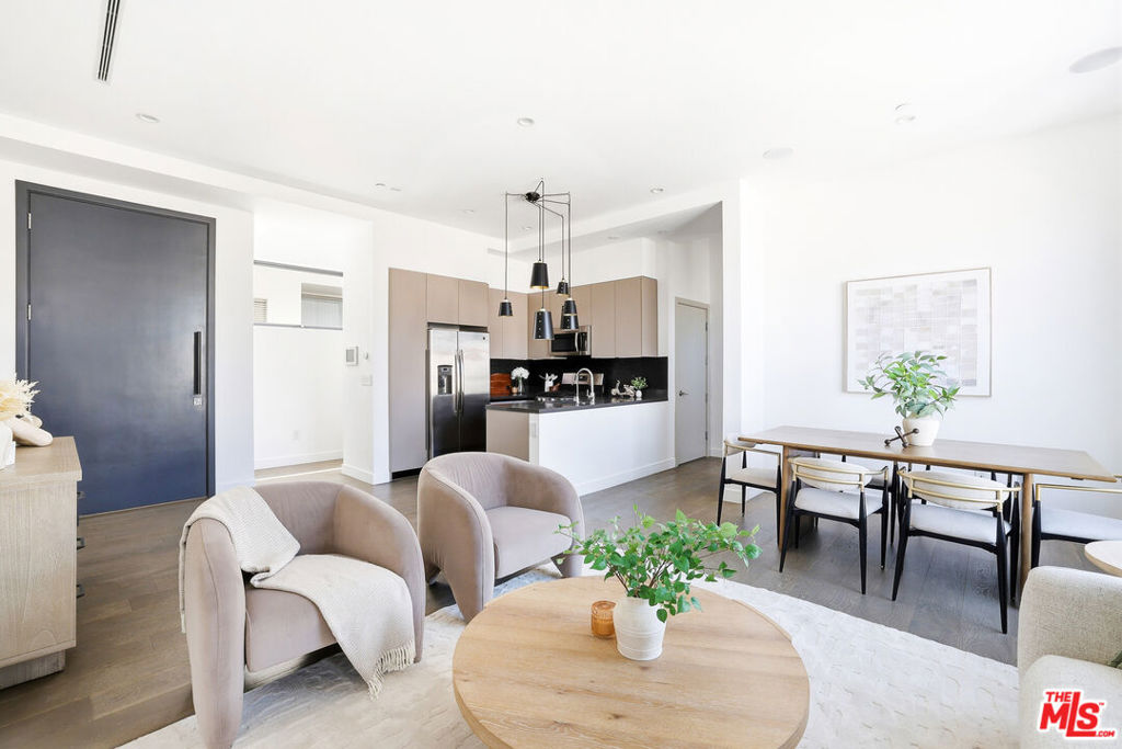 1819 1/2 Veteran Avenue