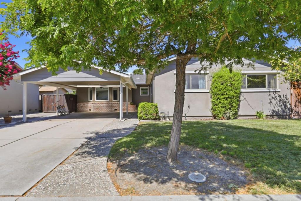 2586 Bobolink Drive