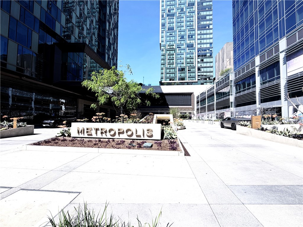 889 Francisco Street 3105