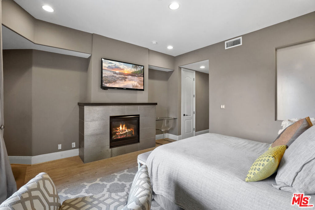 16123 W Sunset Boulevard 202