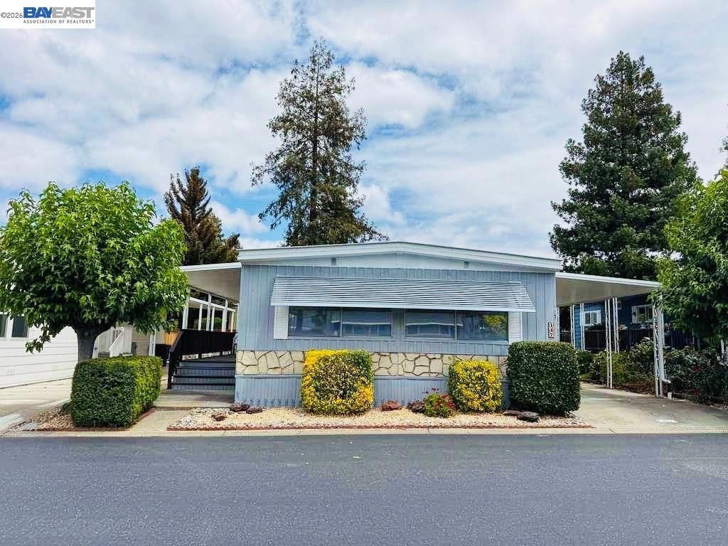 3231 Vineyard Ave