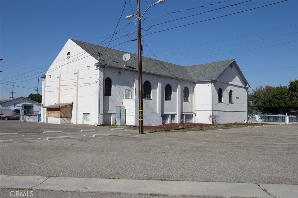 1226 W Compton