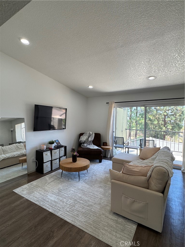 2548 Avenida Del Vista T 202
