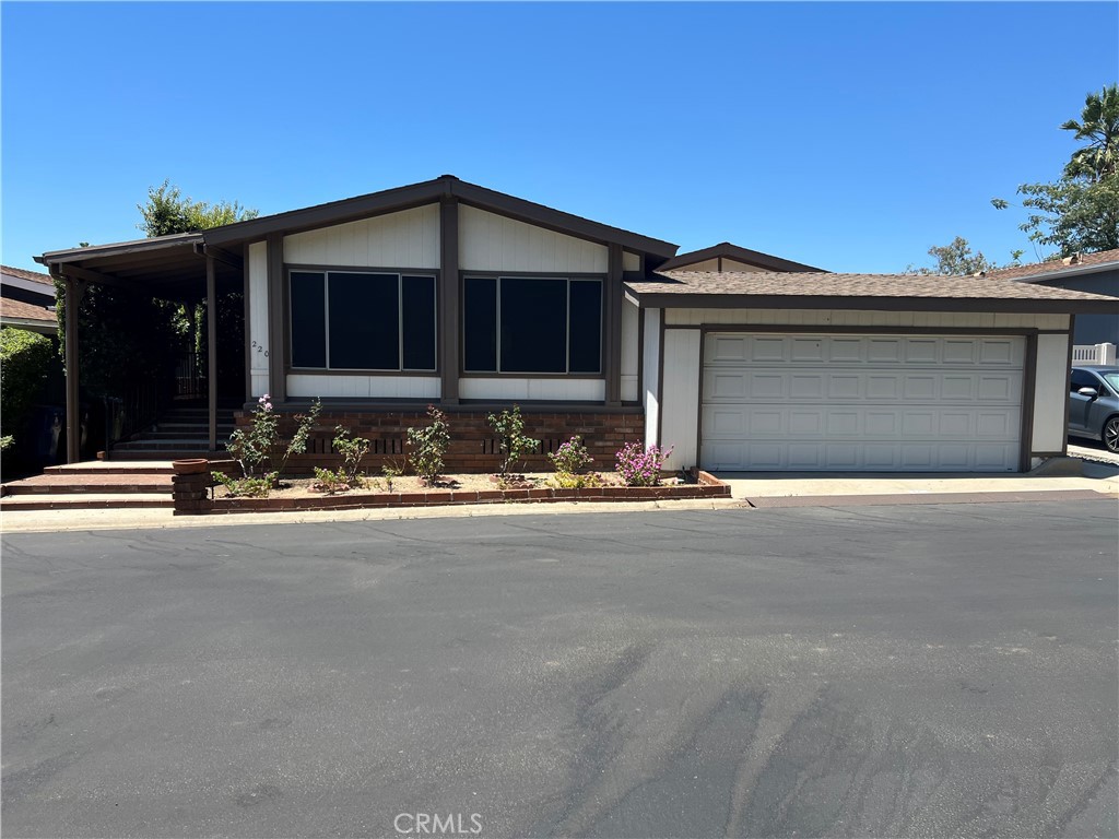 15455 Glenoaks 220