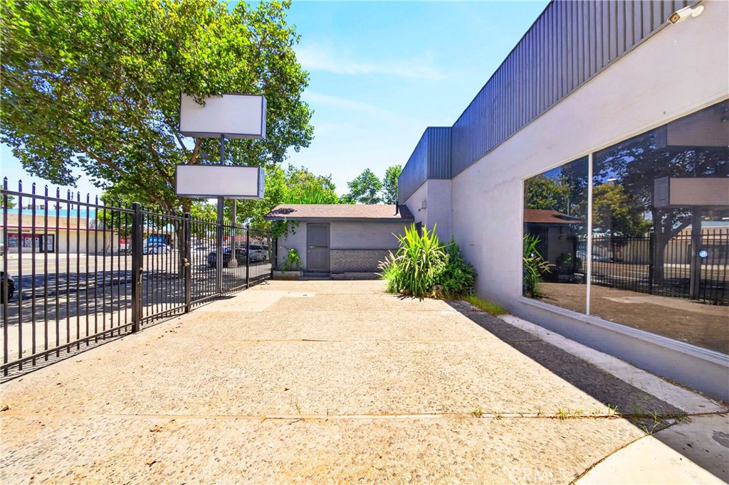 450 W Holt Avenue