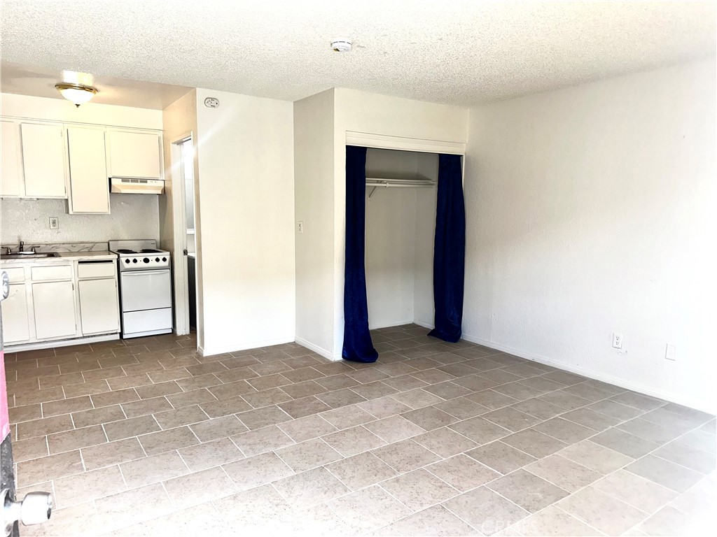 11661 11663 White Avenue 6