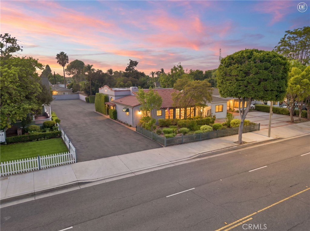 1324 E Chapman