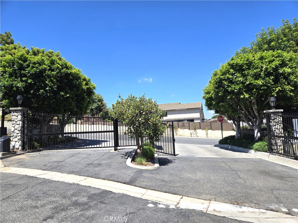 1319 S Country