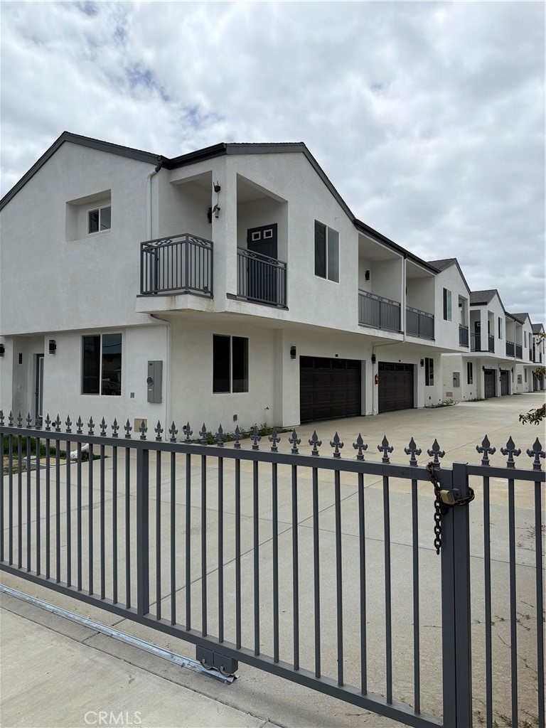 1439 S Palomares
