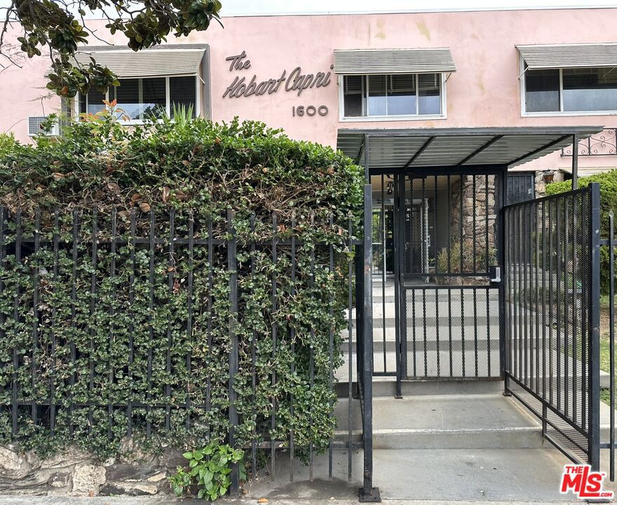 1600 N Hobart Boulevard 16