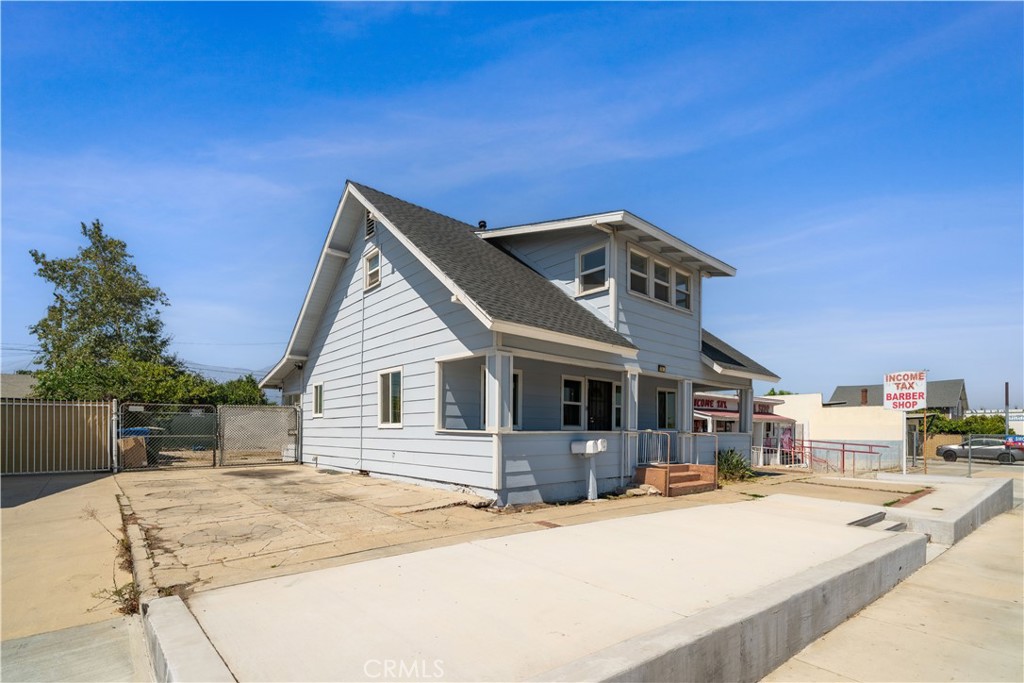 745 E Holt