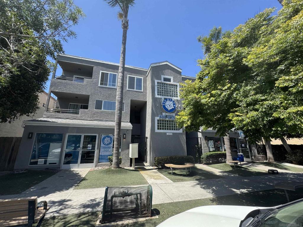 4933 Voltaire St 2