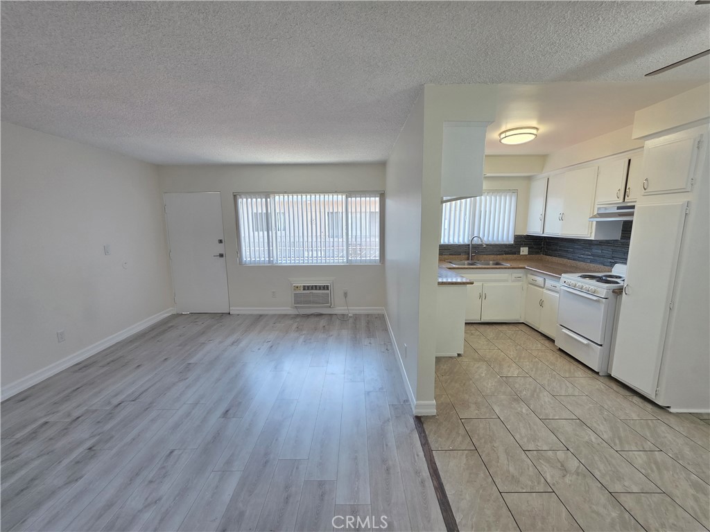 15436 Vanowen 9