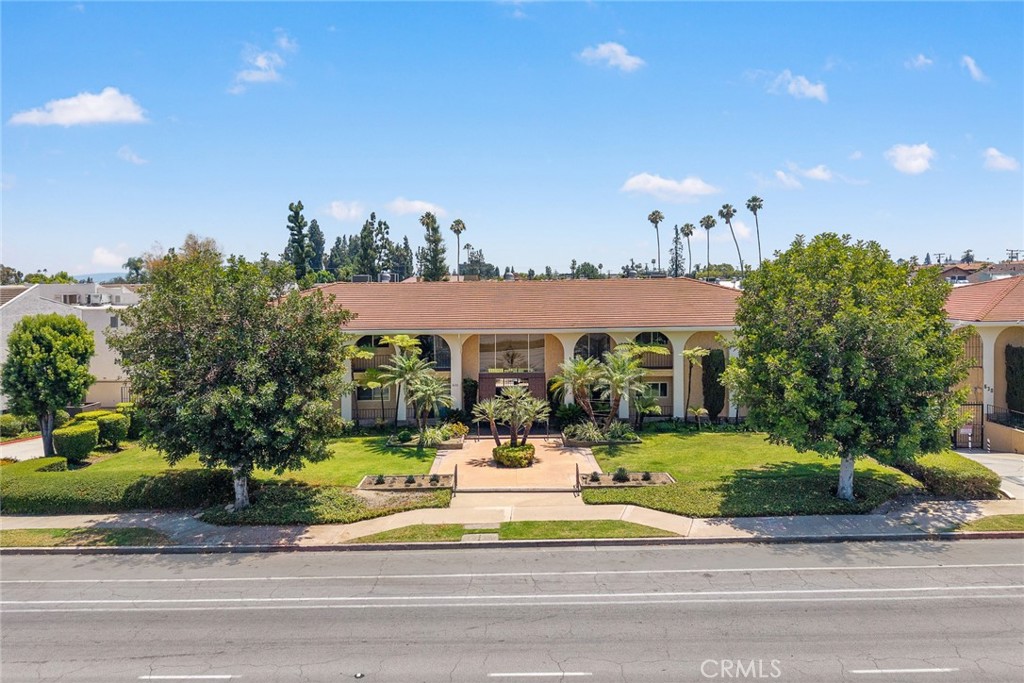 620 W Huntington 216