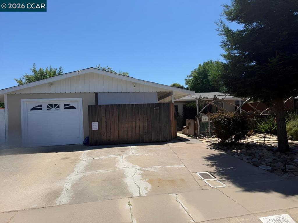 3194 Esperanza Dr