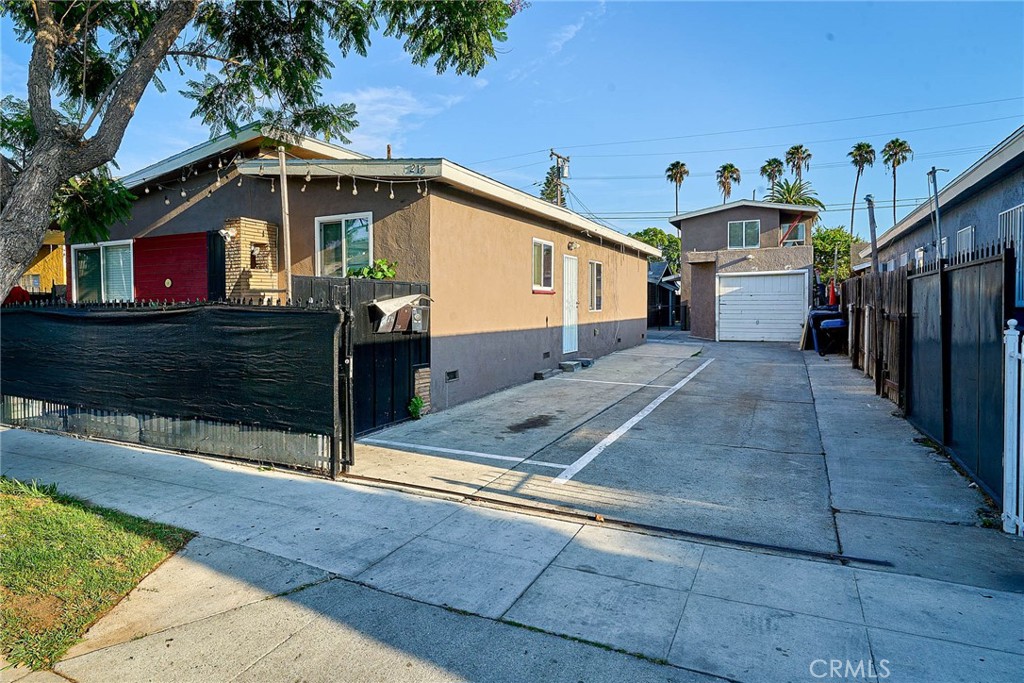 218 E 25th