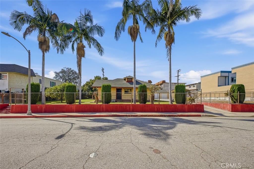 209 1/2 N Monterey