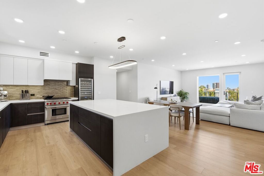 505 S Barrington Avenue 406