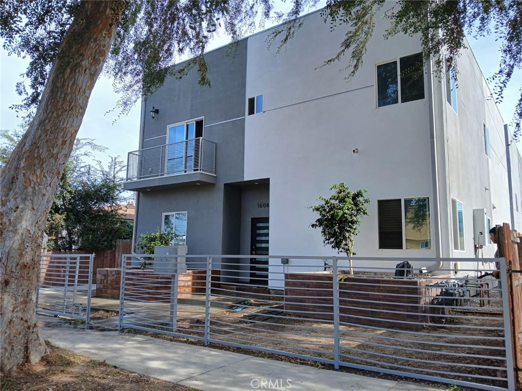 1606 W 84th Place