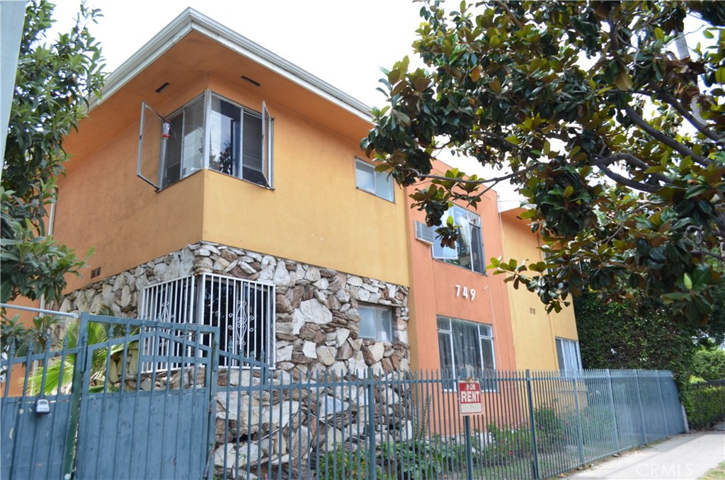 749 S Berendo