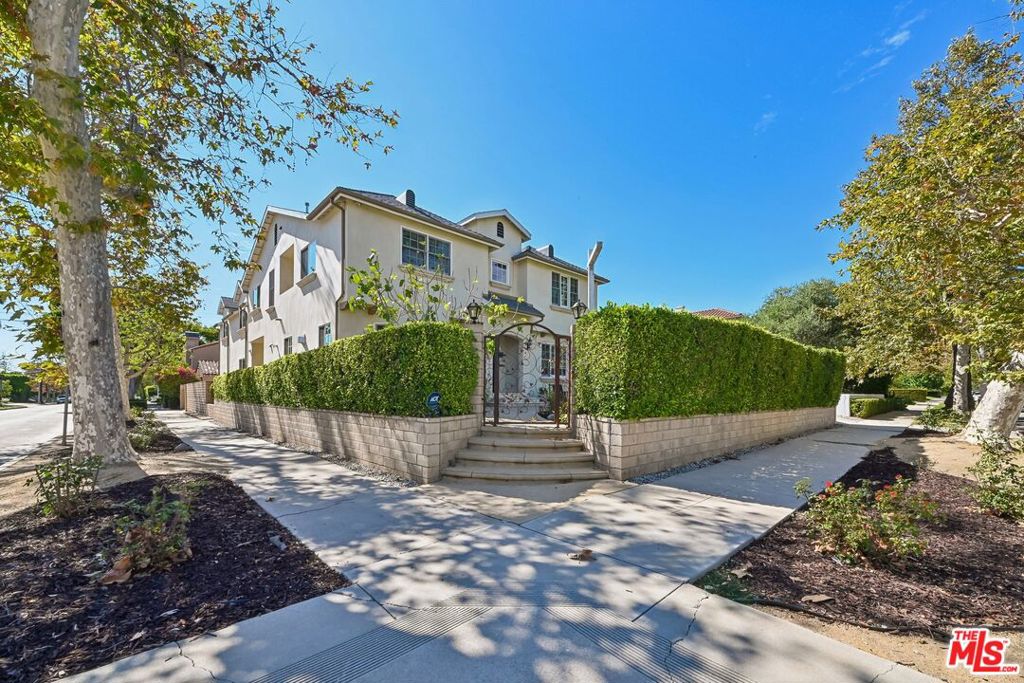 603 N Las Palmas Avenue