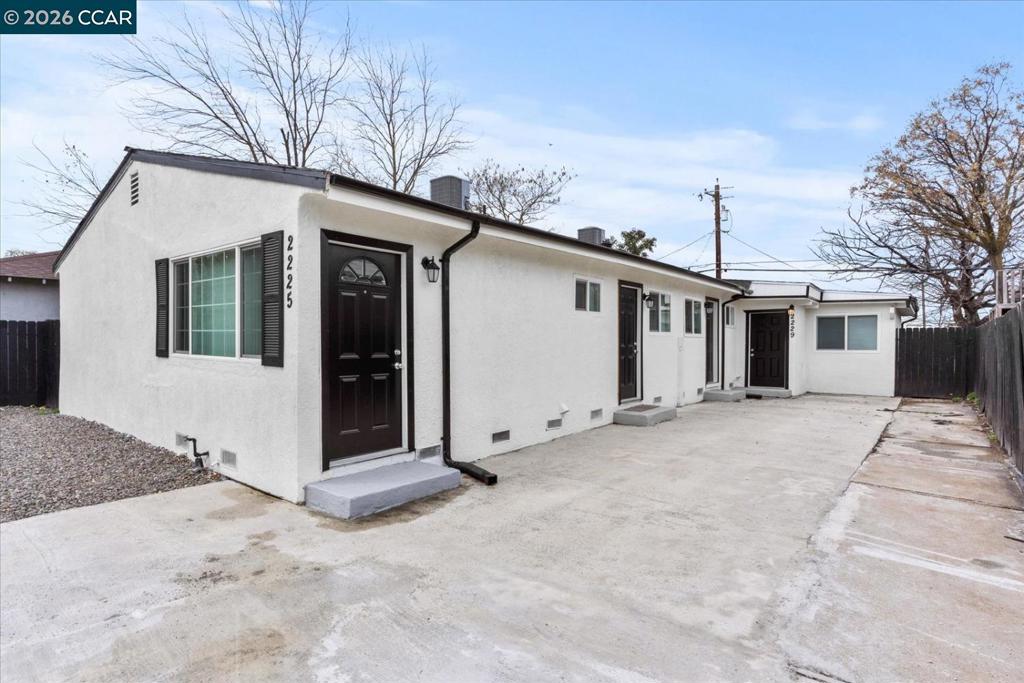 2225 E Myrtle
