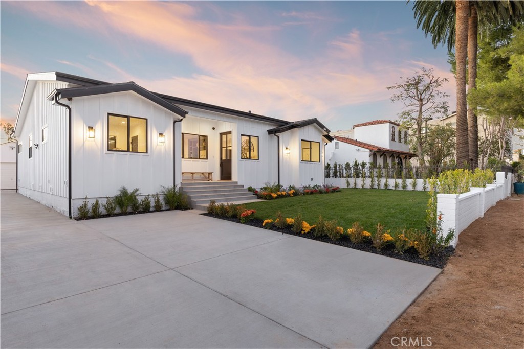 5537 Sunnyslope Avenue