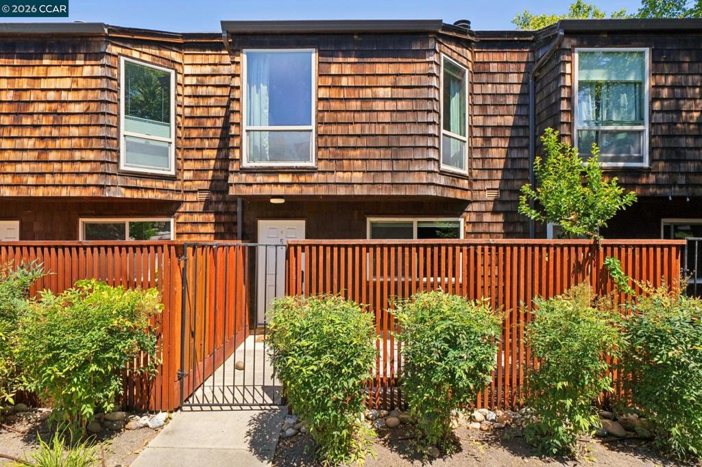 225 Mayhew Way 5