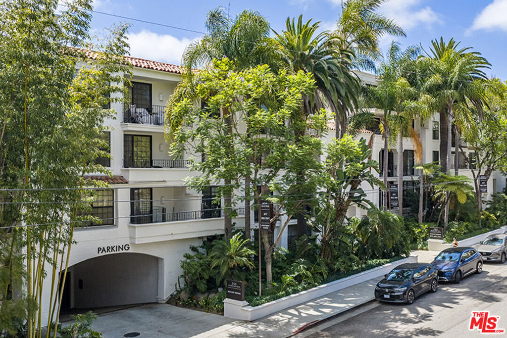 555 S Barrington Avenue 107