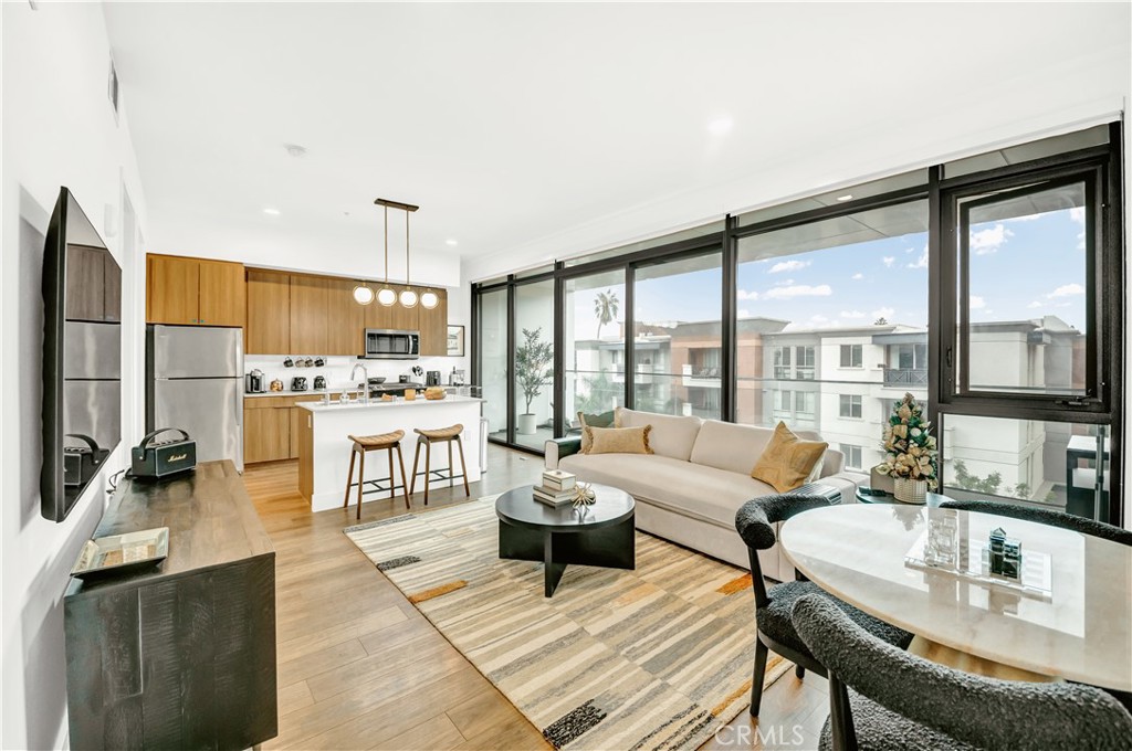 709 E Walnut Street 415