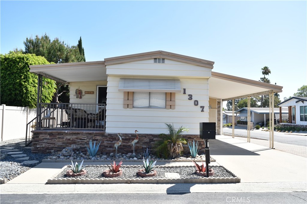 1307 Orangewood Square