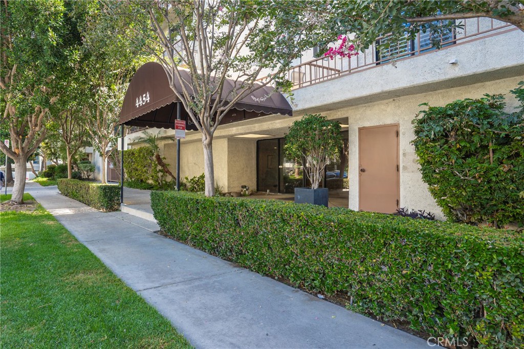 4454 Ventura Canyon 105