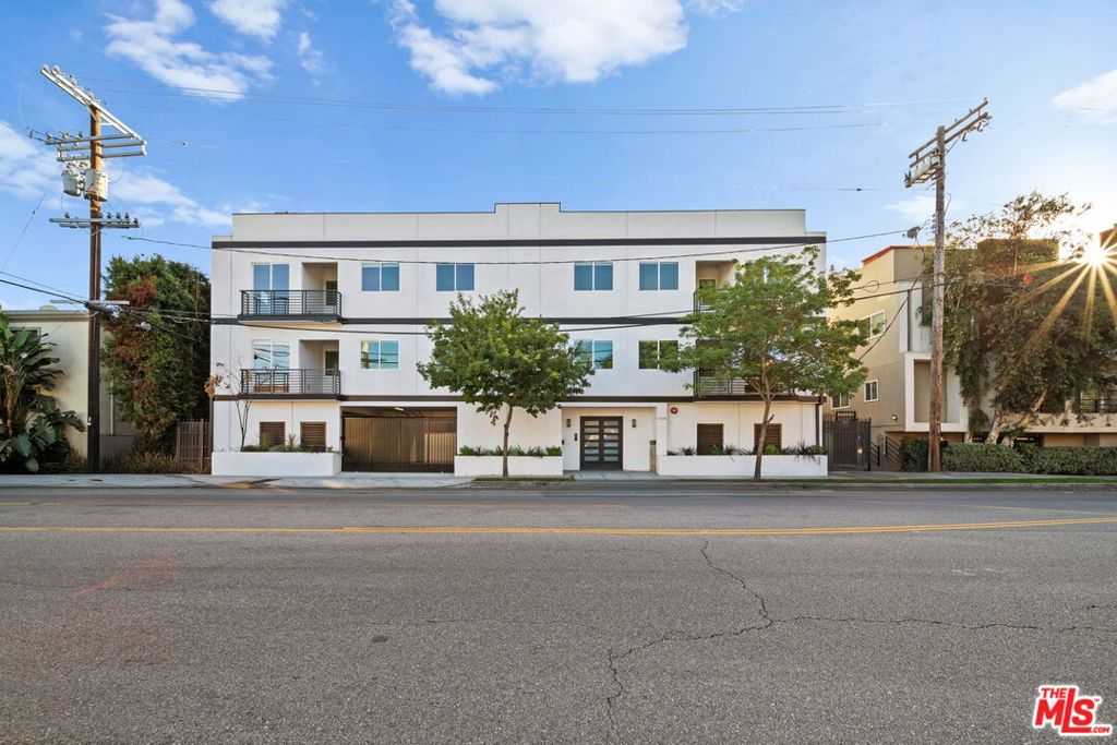 13846 Moorpark Street 101