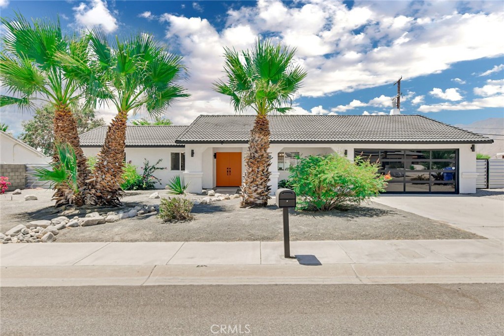 3015 E San Juan
