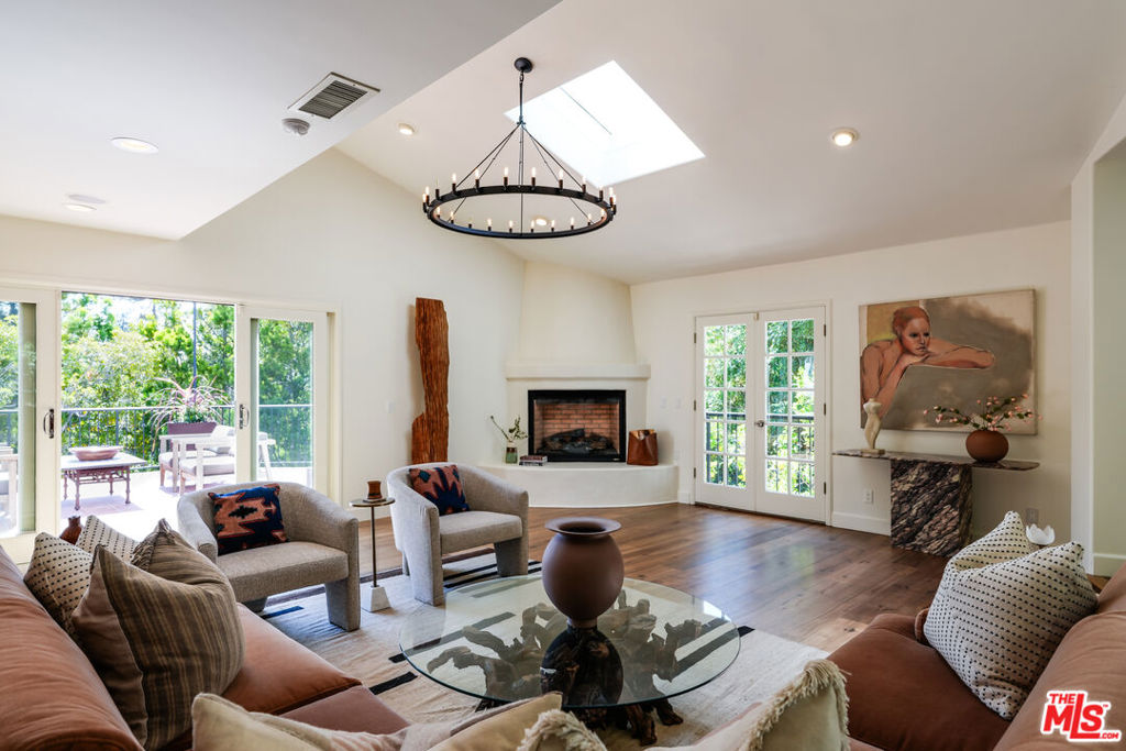 2216 E Live Oak Drive