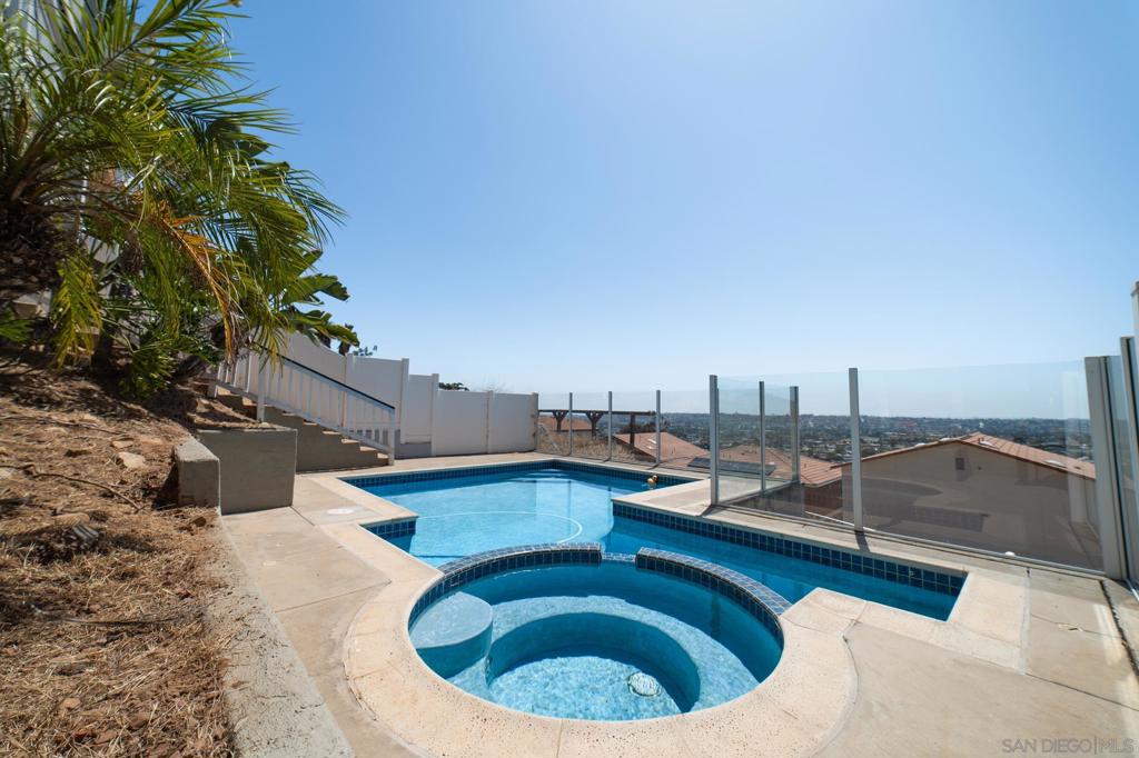 1102 La Mesa