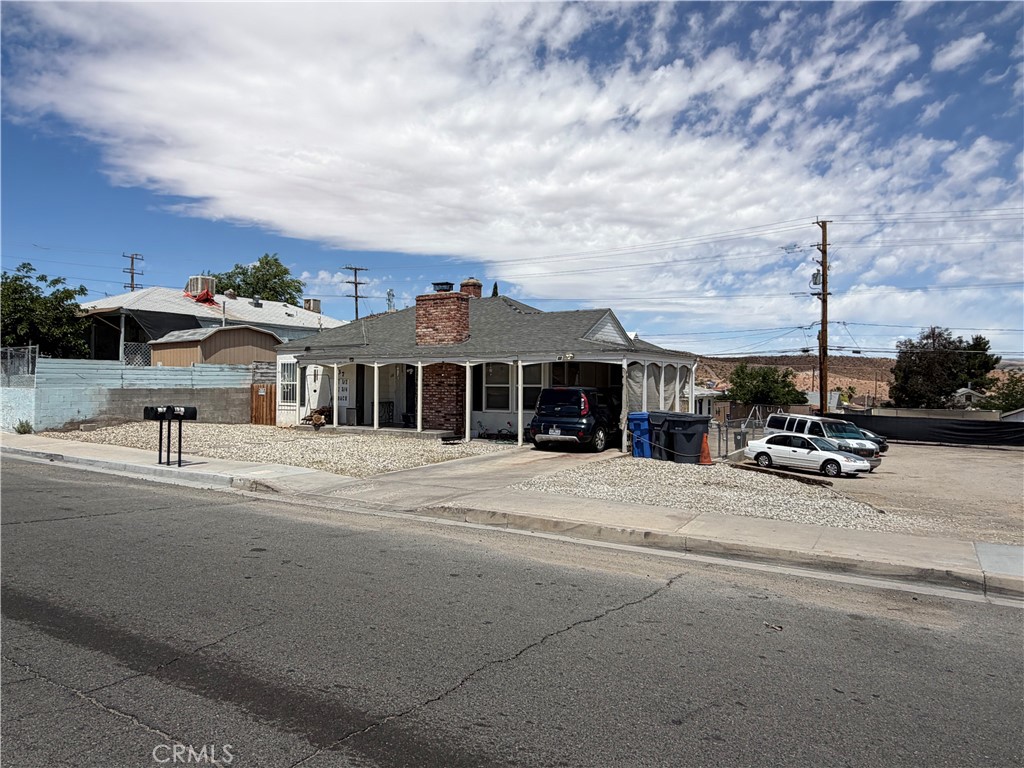 137 W Fredricks