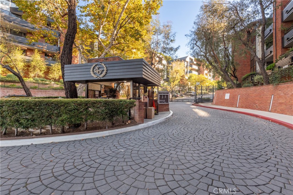 4774 Park Encino 206