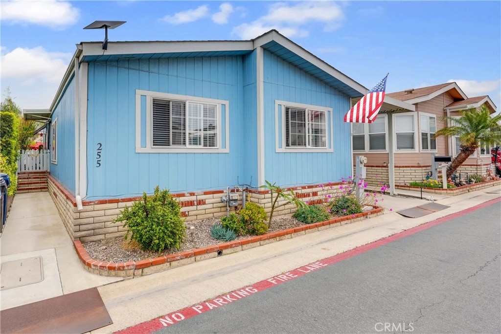 21851 Newland