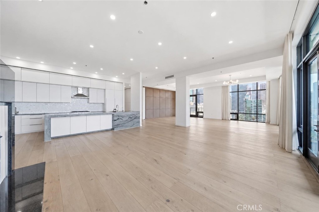 1111 S Grand Avenue PH 5
