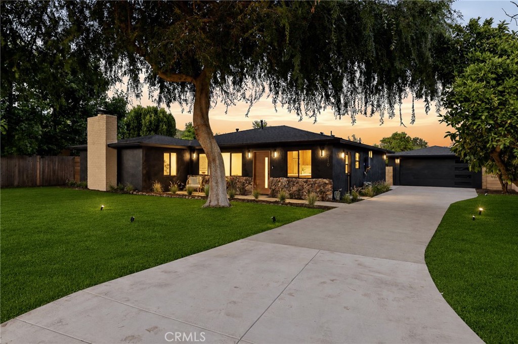 210 N Lomita