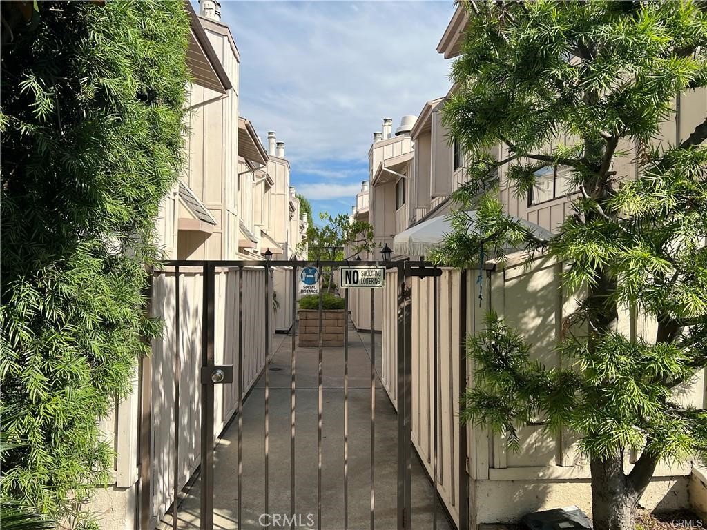 511 E Live Oak 17