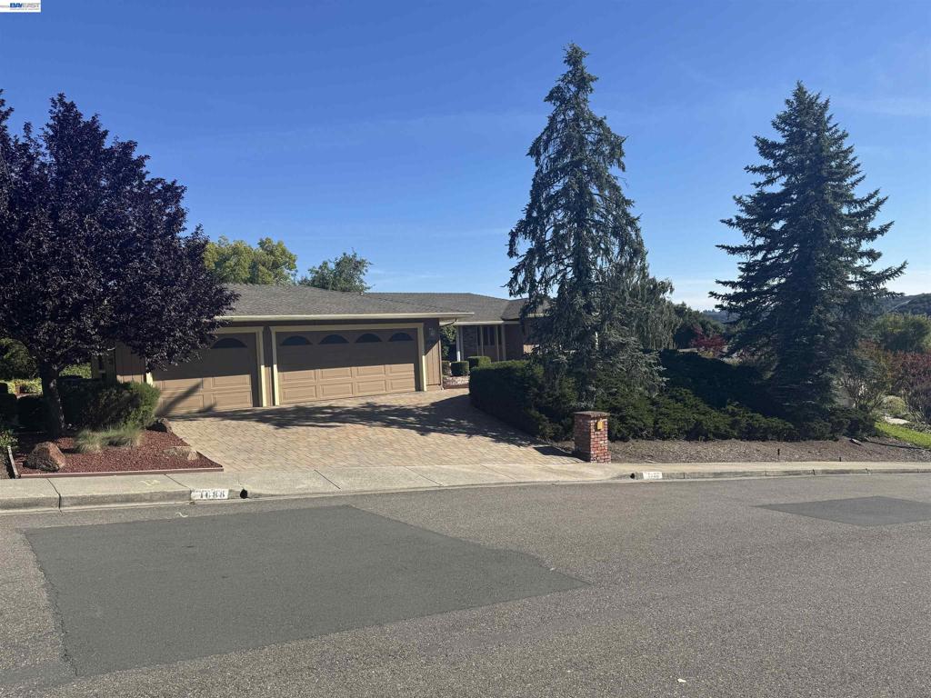 1088 Country Club Dr