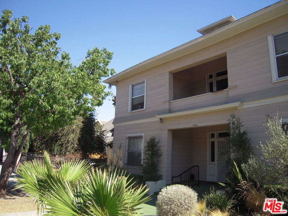 1930 S La Salle Avenue