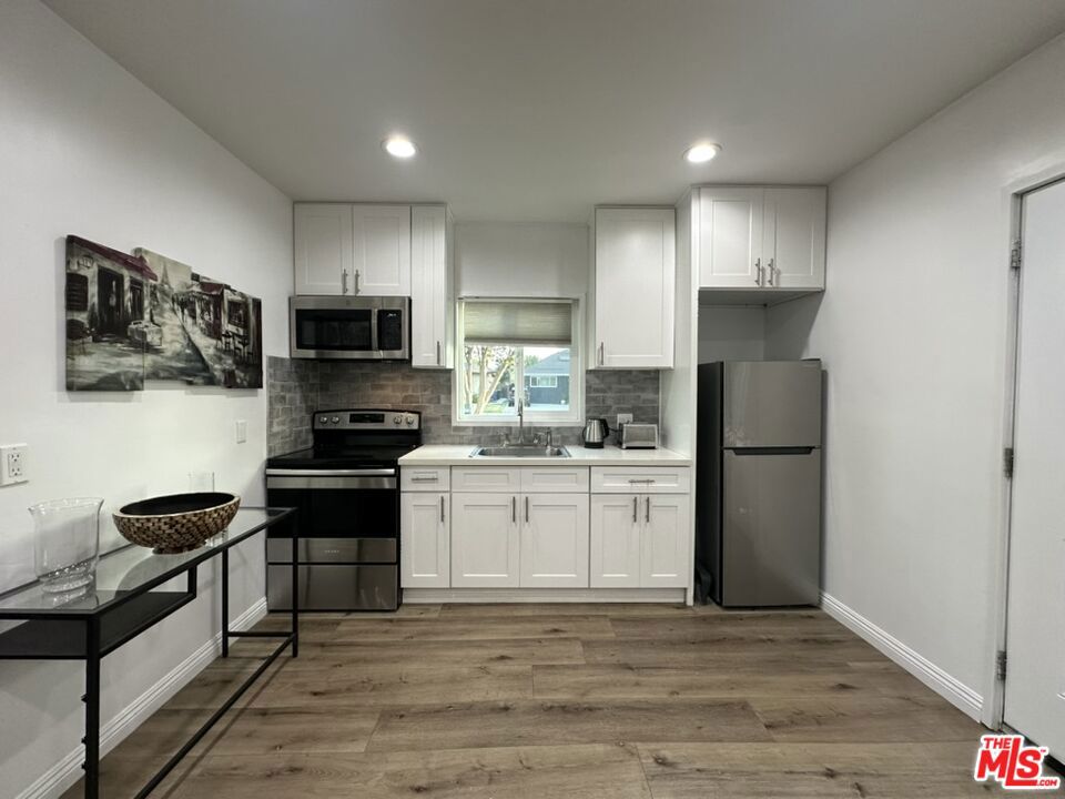19542 Hart Street